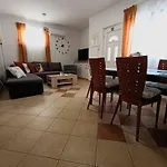 Sramek Posesi * Μεντουλίν